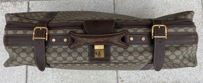  GUCCI 
Suitcase in coated canvas monogrammed and brown leather. 
50 x 70 cm 
(w...