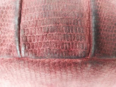  YVES SAINT LAURENT 
Easy bag in burgundy suede 
43 x 29 x 18 cm 
(wear and tear...