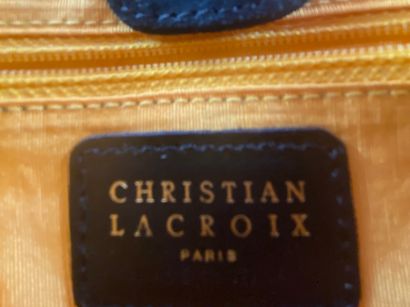null CHRISTIAN LACROIX

Handbag in black suede applied with gold motifs.

17 x 20...