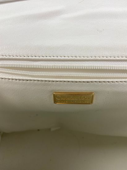 null CHRISTIAN DIOR

Handbag Comtesse model in white grained leather, snap closure...