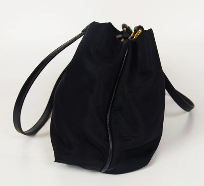 null PRADA

Black nylon shoulder bag

32 x 18 cm

(good condition)