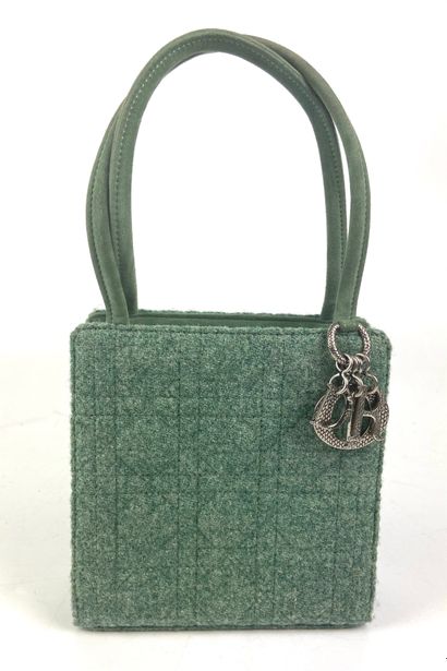  CHRISTIAN DIOR 
Petit sac « Lady Dior » en tweed vert, les anses en daim. 
Garnitures...