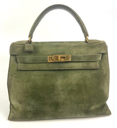 null HERMES PARIS

Kelly bag 29 cm in green English suede, gold plated clasp, handle...