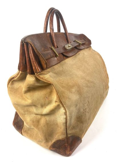  HERMES PARIS 
Large Steamer bag in beige canvas and natural leather. 
H : 45 W :...