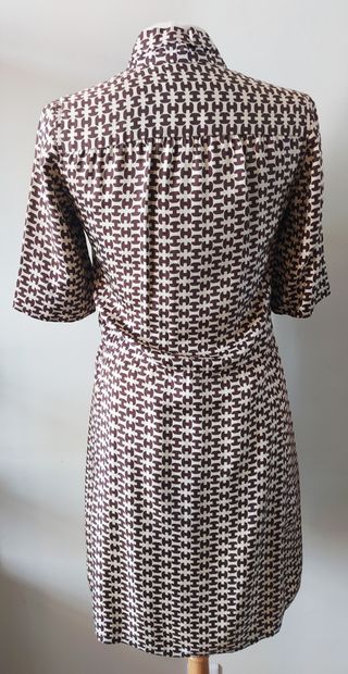 null HERMES SPORT

Shirt dress in silk with brown H pattern on a cream background,...