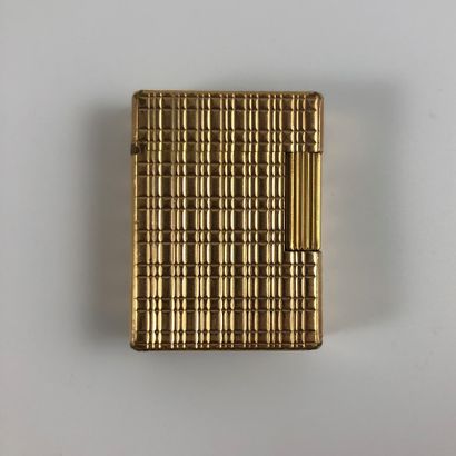 null S.T DUPONT PARIS

GAS BRIQUET

CIRCA 1980.

Gold plated with herringbone decoration.

In...