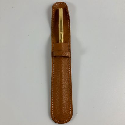 null Waterman gold plated ballpoint pen.

With its brown leather case signed.

Length...