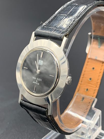 null VAN CLEEF & ARPELS

Men's steel wristwatch, round case, round black dial with...