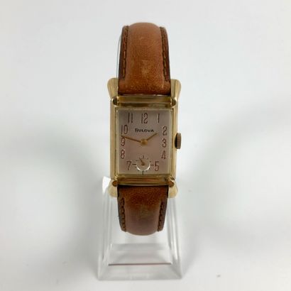  BULOVA VERS 1930 Montre bracelet en métal plaqué or. Boîtier rectangle, cadran argent,...