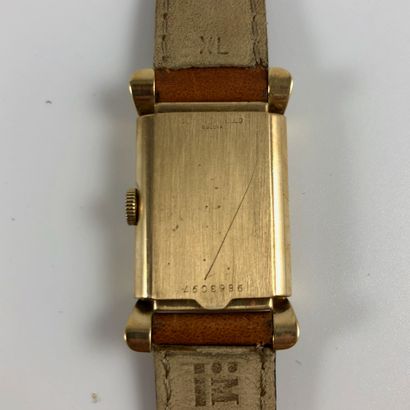  BULOVA VERS 1930 Montre bracelet en métal plaqué or. Boîtier rectangle, cadran argent,...