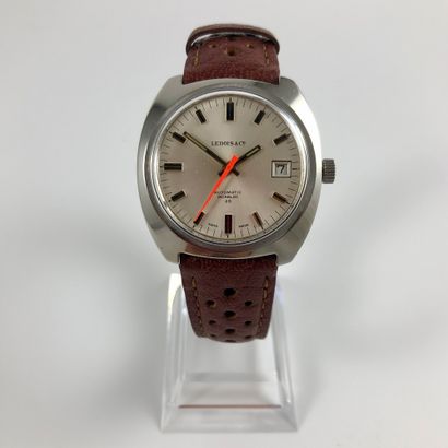 null 
LEBOIS & CO

About 1970

Watch "racer" from Lebois & co brand owned by Raymond...