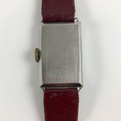  LIP T18 Vers 1930. Montre bracelet en acier, boitier "tank", cadran blanc signé,...