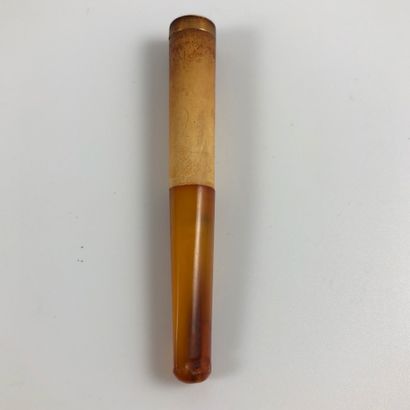 null Cigarette lighter

About 1950/1960.

Cigar lighter made of meerschaum and caramel-coloured...