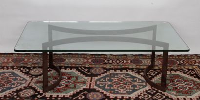 null Table basse formée d’un piétement moderniste en métal avec plateau en verre.


Haut....