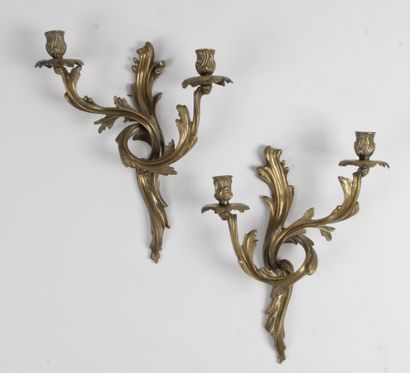 null PAIRE D’APPLIQUES style Louis XV en bronze à deux bras de lumière à décor de...