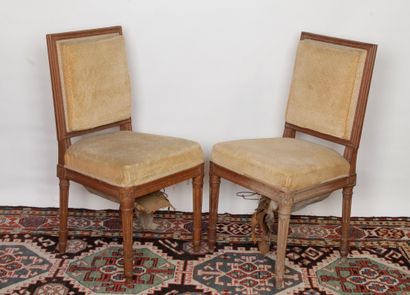 null Paire de chaises en bois naturel sculpté, le dossier carré, les pieds fuselés...