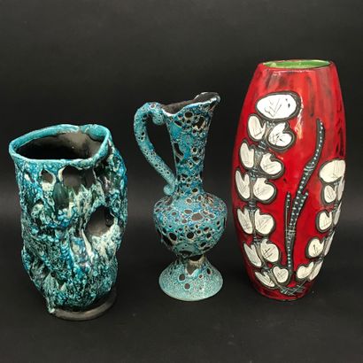 null VALLAURIS

Lot comprenant un vase et une aiguière en céramique à relief bleu....