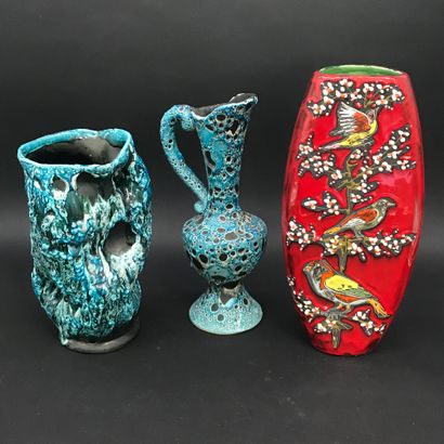 null VALLAURIS

Lot comprenant un vase et une aiguière en céramique à relief bleu....