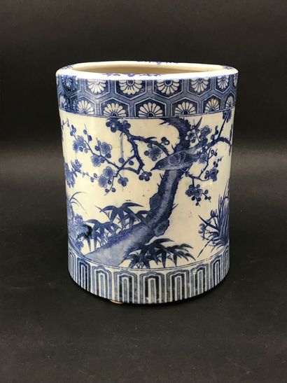 null CHINE

Cache-pot en porcelaine de la Chine à décor blanc et bleu d'oiseaux dans...