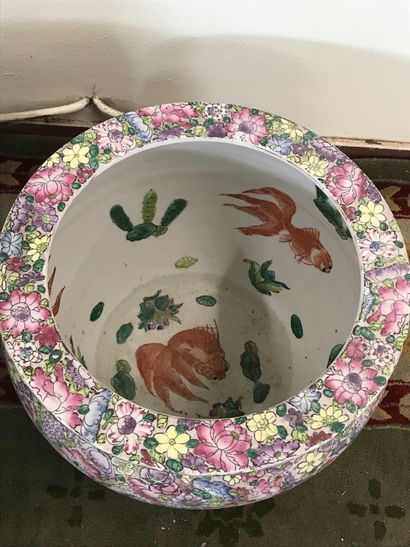null CHINE

Bocaux à poissons 

En porcelaine émaillée à décor recouvert de fleurs...