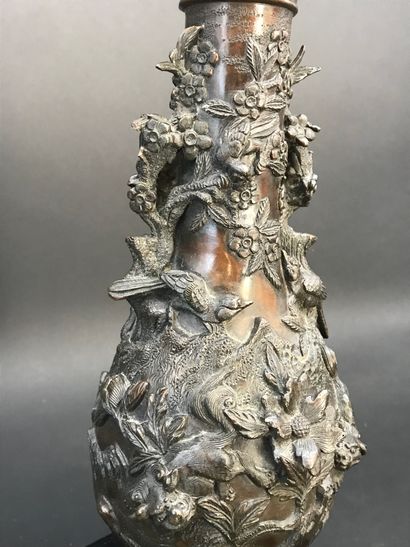null CHINE

Lot comprenant un vase en bronze à décor d'oiseaux et branchages (H.30...