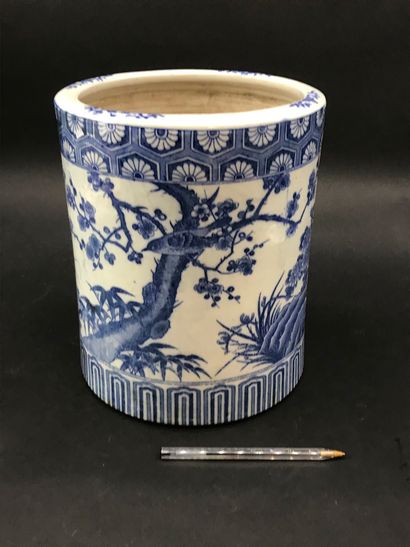 null CHINE

Cache-pot en porcelaine de la Chine à décor blanc et bleu d'oiseaux dans...
