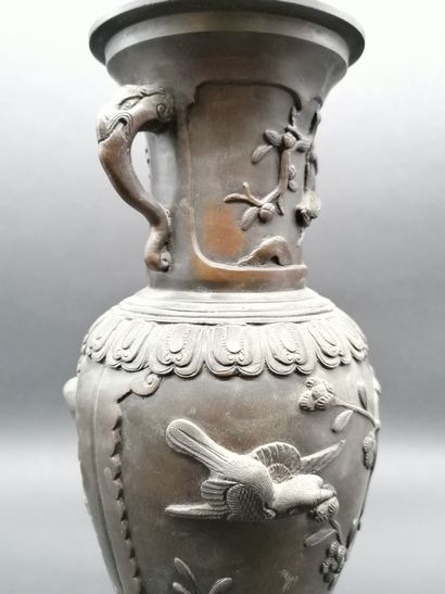 null CHINE 

Vase en bronze à décor d'oiseaux et de branchages. 

H. 30 cm