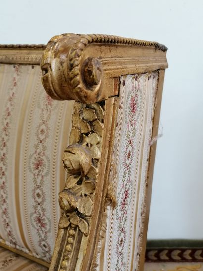 null FAUTEUIL BAS 

de style Louis XVI en bois finement sculpté et doré à décor de...