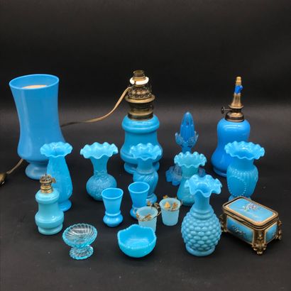 null COLLECTION D'OPALINE comprenant en ensemble de vases en opaline bleue de diverses...