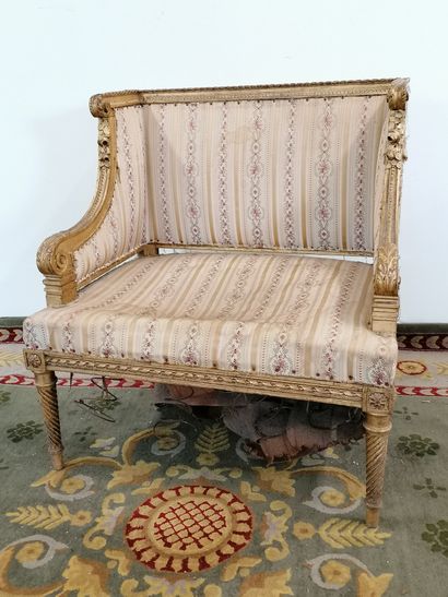 null FAUTEUIL BAS 

de style Louis XVI en bois finement sculpté et doré à décor de...