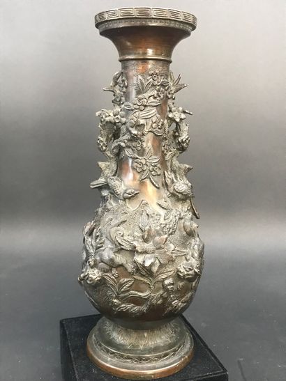 null CHINE

Lot comprenant un vase en bronze à décor d'oiseaux et branchages (H.30...