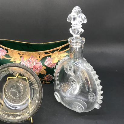 null Lot de VERRERIE

comprenant une coupe en verre dépoli émaillé à décor de roses,...