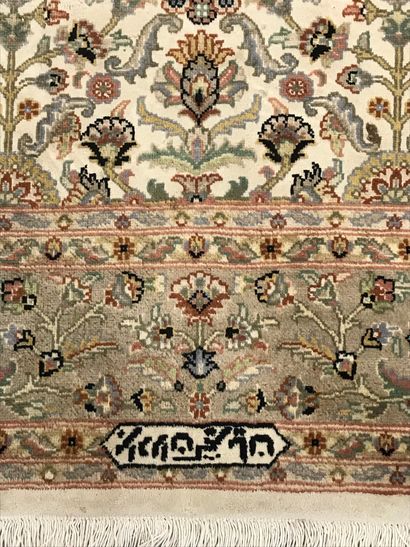 null Lot de trois TAPIS 

- Un tapis Penjab laine et soie, fond beige à décor floral....