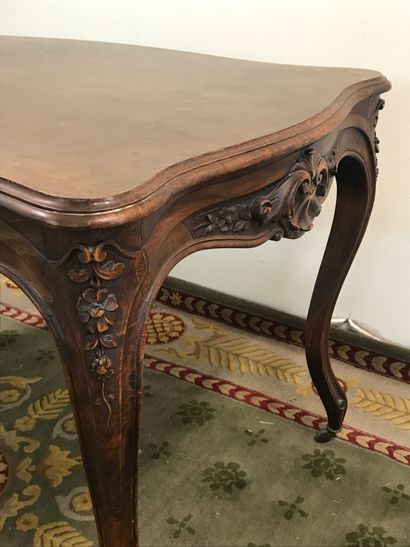 null TABLE

De style Louis XV en chêne sculpté et placage de chêne, de forme mouvementée,...