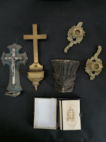 null Lot of bondieuseries

Including two holy water fonts, a carved wooden Christ,...