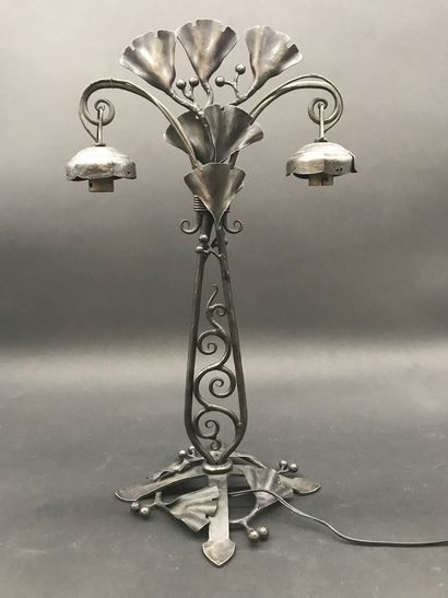 null Edgar BRANDT (1880-1960)

Pieds de lampe en fer forgé à décor de feuilles de...