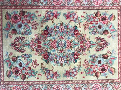 null Lot de trois TAPIS 

- Un tapis Penjab laine et soie, fond beige à décor floral....