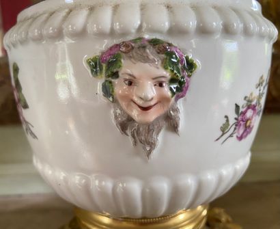  MEISSEN Paire de cache-pots en porcelaine à décor polychrome de bouquets de fleurs,...