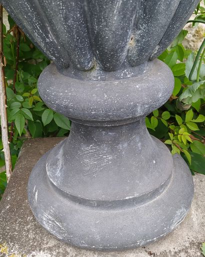 null PAIRE DE VASES d’ornement en tôle à décor d’une torche enflammée XIXème siècle...