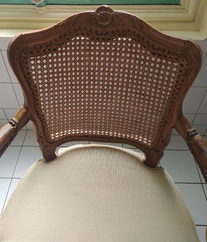 null FAUTEUIL D'AISANCE en bois naturel, mouluré et sculpté de fleurettes. Époque...