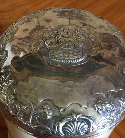 null SAMSON Pot couvert en porcelaine à décor de paysage sépia marqué du cor de chasse....