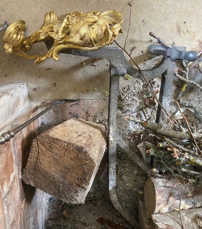 null PAIRE DE CHENETS dits « à la tasse de chocolat » en bronze ciselé et doré à...