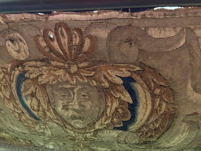 null FLANDERS Fragment of a tapestry in polychrome wool decorated with a central...