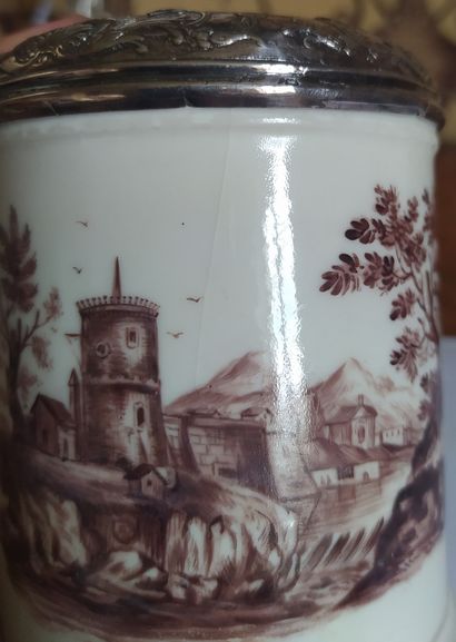  SAMSON Pot couvert en porcelaine à décor de paysage sépia marqué du cor de chasse....