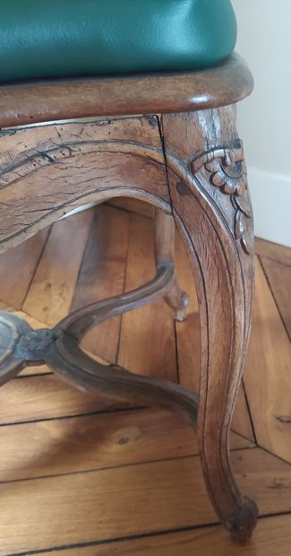  SET OF FOUR WOODEN CHAIRS, moulded and carved with flowers. Backrest. Arched legs...