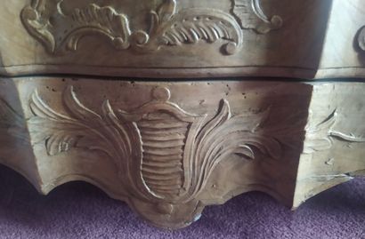 null COMMODE in natural wood molded and carved with flowers and scrolls, it opens...