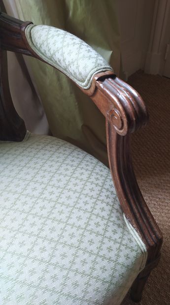 null PAIR OF ARMCHAIRS with medallion back in natural wood, the curved armrests,...