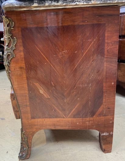 null A veneer and marquetry chest of drawers opening with four drawers on three rows...