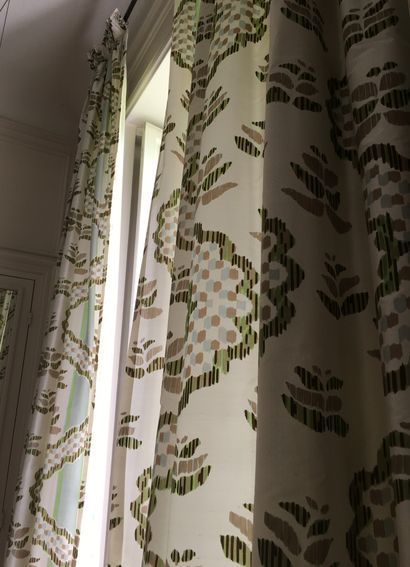  THORP OF LONDON Deux paires de rideaux en soie doublées. Environ 400 x 240 cm