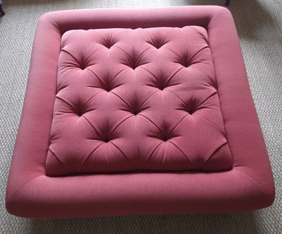 null FOOTSTOOL upholstered in pink velvet. H: 40 W: 105 D: 105 cm (discoloration...